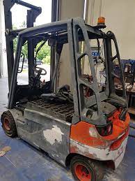 carrello elevatore con aspetto esteriore rovinato